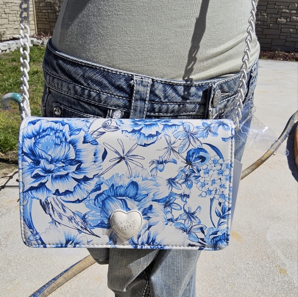 NWT Betsey Johnson Blue and White Floral Crossbody Bag with Structured Design - Picture 11 of 11